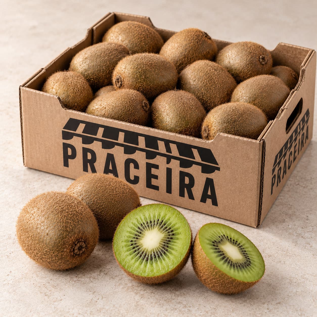 Dos kiwis enteros y un kiwi partido por la mitad con la pulpa verde y las semillas negras, delante de su caja